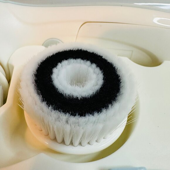 Vanity Planet Body and Facial Cleansing Brush Kit 3 Interchangeable Brushes - Picture 3 of 14